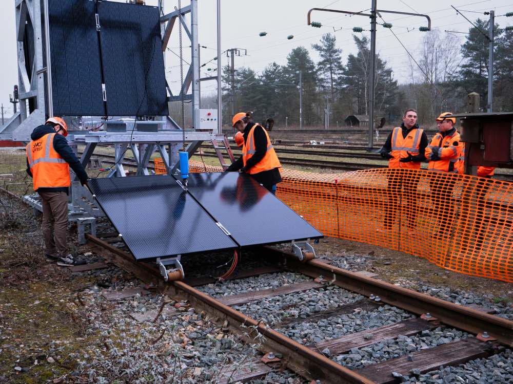 Le Groupe SNCF SNCF mobilité, AREP et Kickmaker s'allient pour innover dans le secteur de l'énergie et de la mobilité durable​ - déploiement d'un panneau à partir du contener