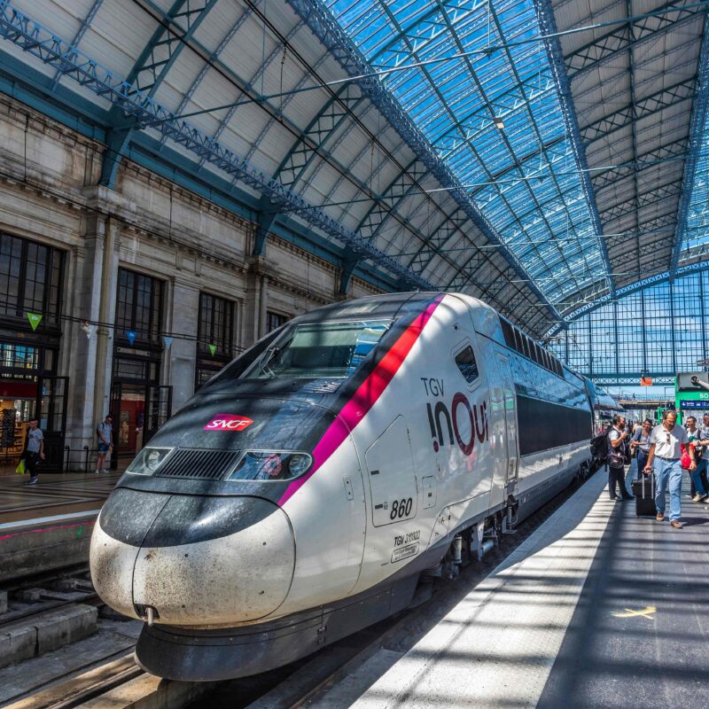 Photo représentant un train de la SNCF pour illustrer un projet d'innovation développé par la SNCF, AREM et Kickmaker