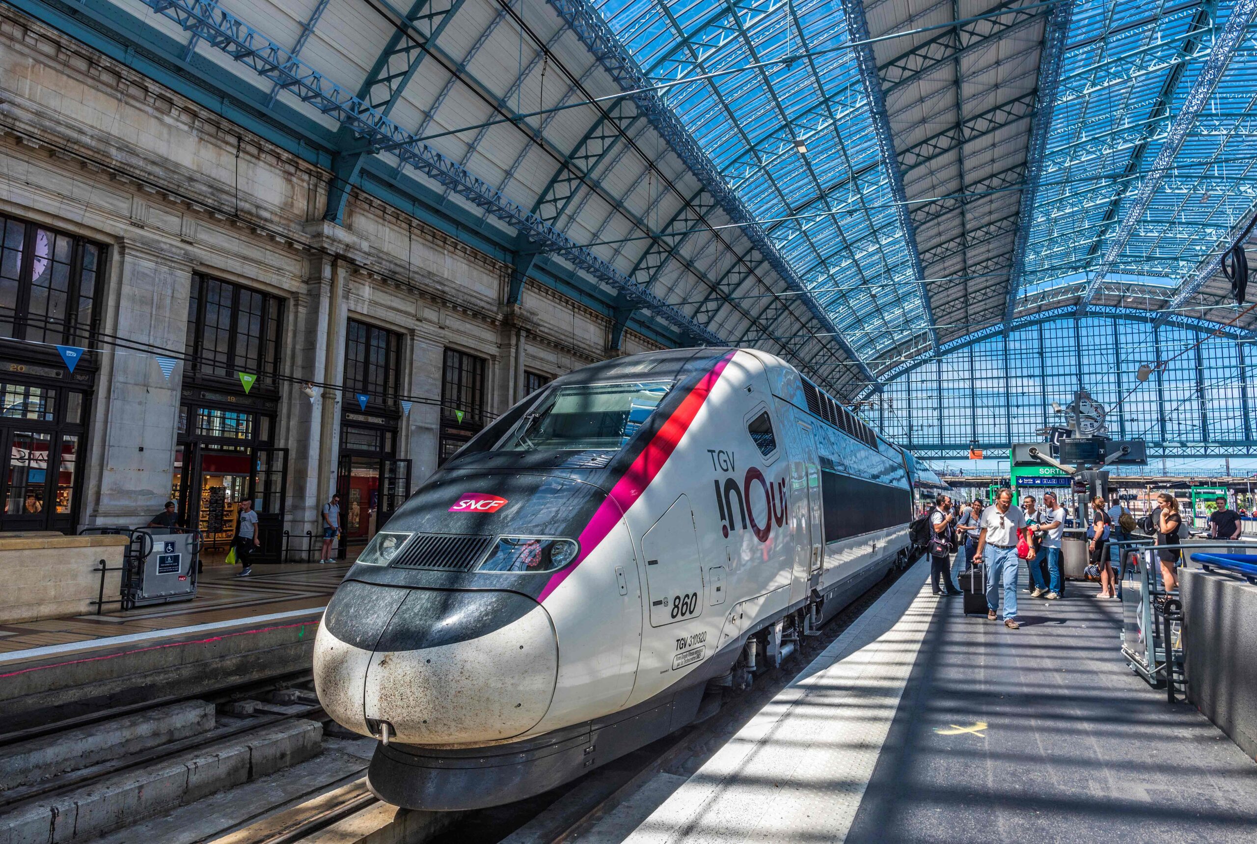 Photo représentant un train de la SNCF pour illustrer un projet d'innovation développé par la SNCF, AREM et Kickmaker